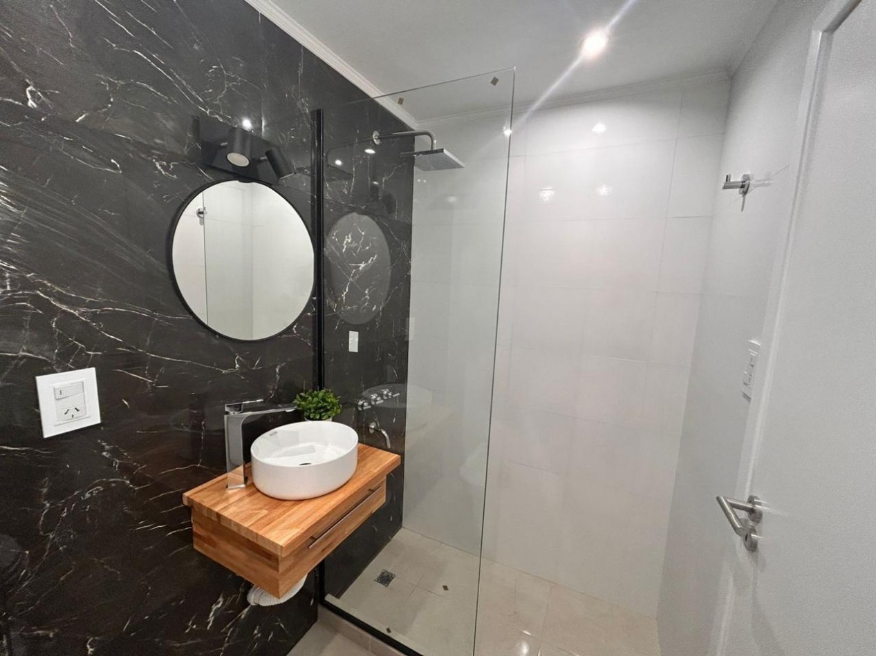 DEPARTAMENTO A LA CALLE CON BALCON Y VISTA LATERAL AL MAR - IDEAL INVERSION
