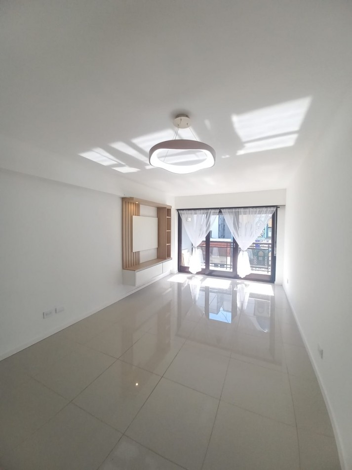 Departamento de 3 ambientes a la calle con balcon 