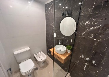 DEPARTAMENTO A LA CALLE CON BALCON Y VISTA LATERAL AL MAR - IDEAL INVERSION